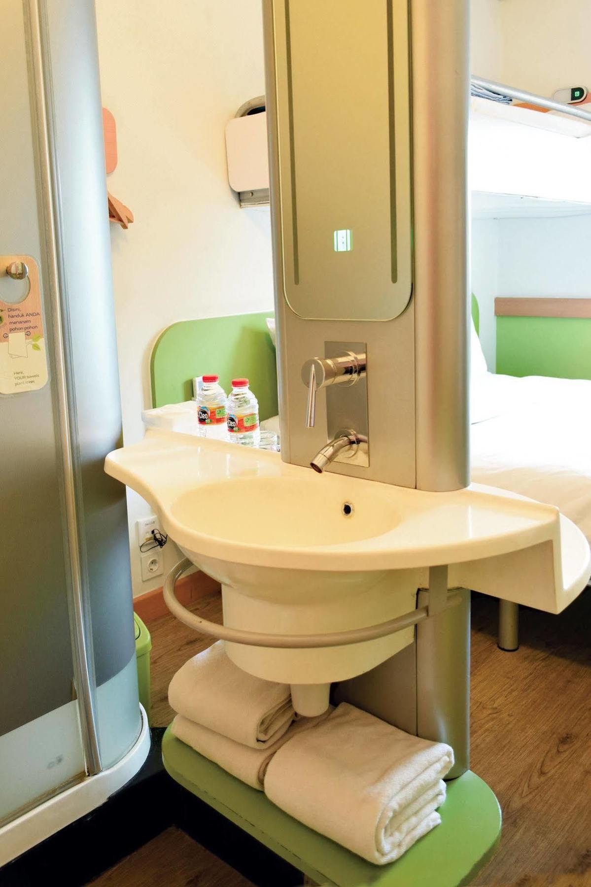 Ibis Budget Semarang Tendean Екстериор снимка